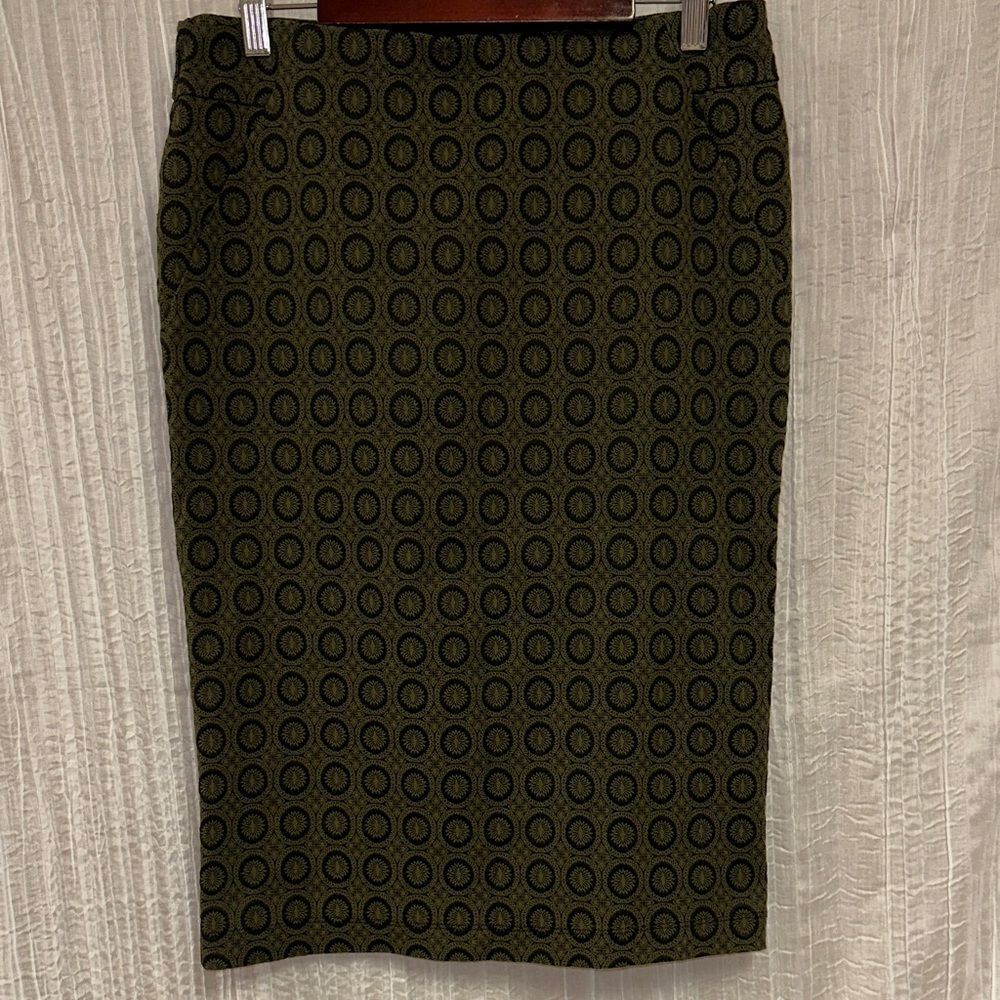 SOHO S Black Camo Moth Green Medallion Print Pull On Pencil Skirt